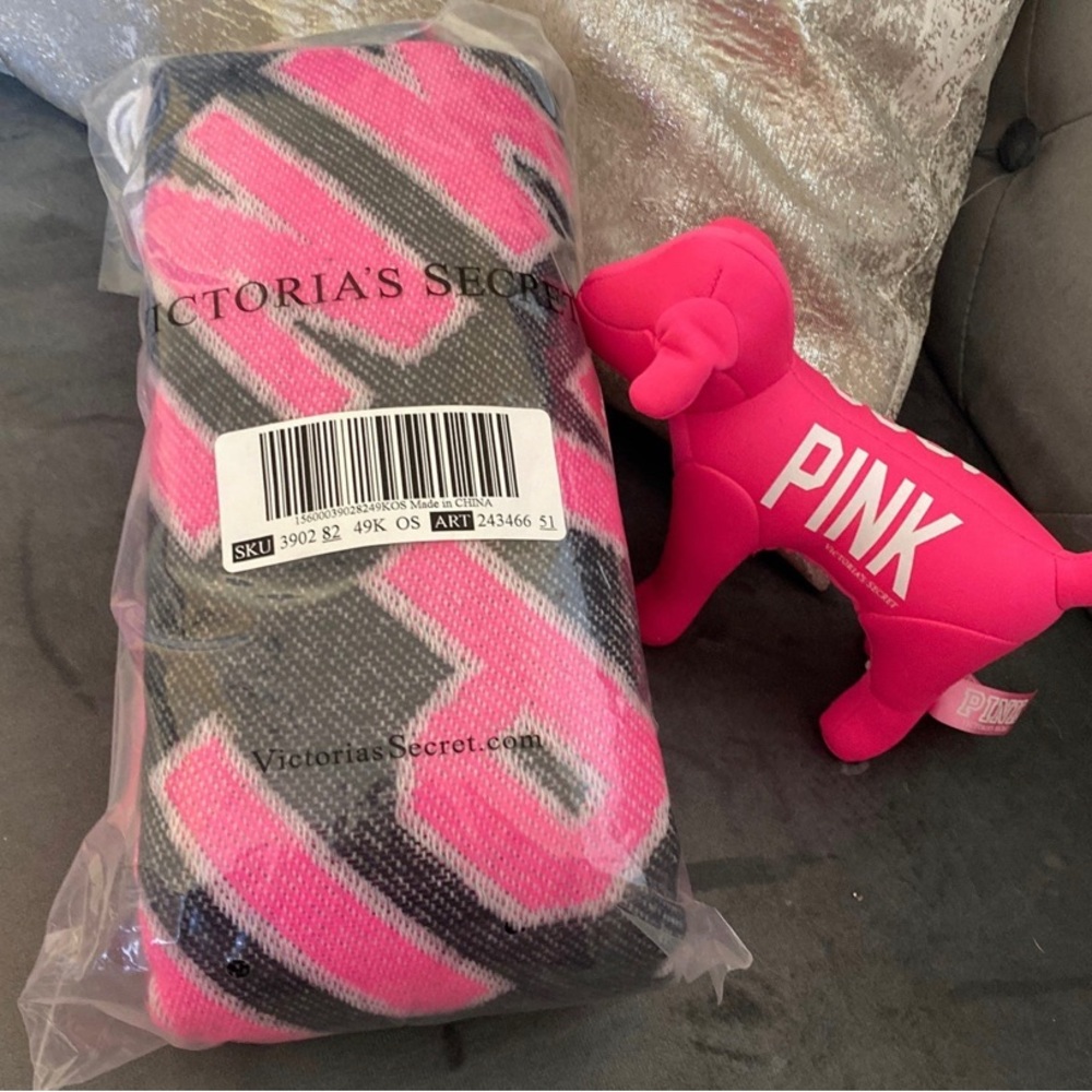 SOLD🚫VS PINK Winter Scarf & Limited Edition Pink Dog
